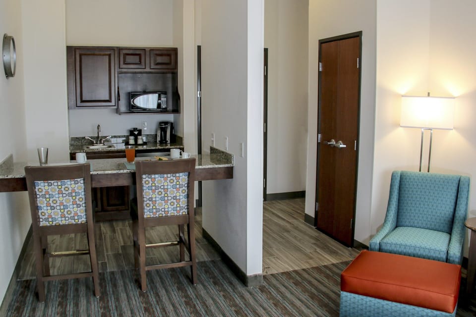 Standard Room, 1 King Bed | Premium bedding, pillowtop beds, desk, laptop workspace