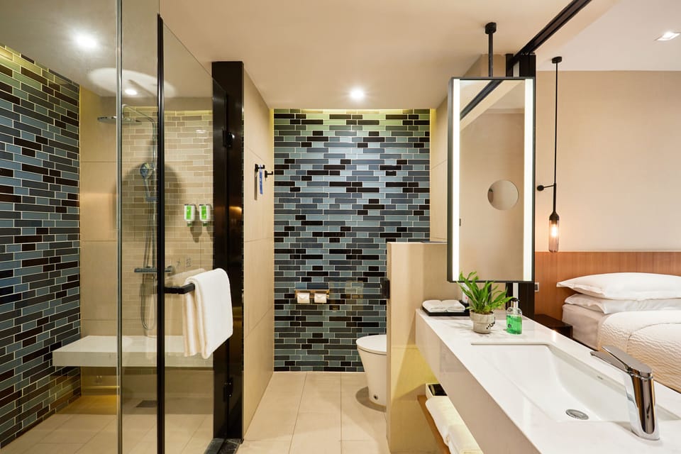 Standard Room, 1 King Bed, City View | Bathroom | Shower, rainfall showerhead, free toiletries, hair dryer