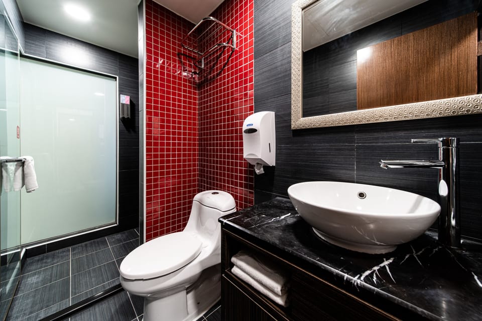 Superior Twin Room, 2 Twin Beds | Bathroom | Shower, rainfall showerhead, free toiletries, hair dryer