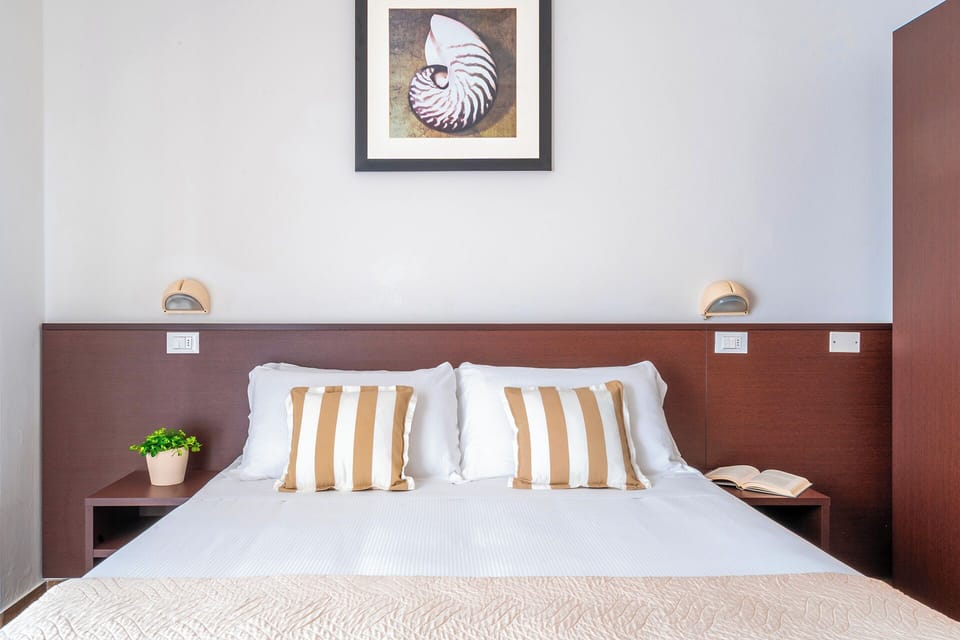 Double or Twin Room | Minibar, in-room safe, desk, rollaway beds (surcharge)
