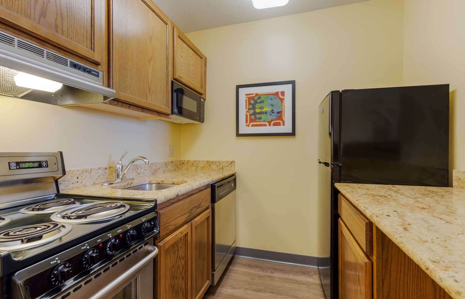 Full-size fridge, microwave, oven, stovetop