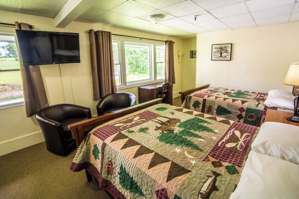 Lodge - Premium Room - 1 Queen | Iron/ironing board, free WiFi, bed sheets