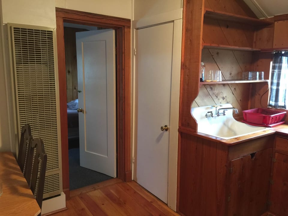 Standard Room, 2 Bedrooms, Kitchenette | Iron/ironing board, rollaway beds, free WiFi, bed sheets