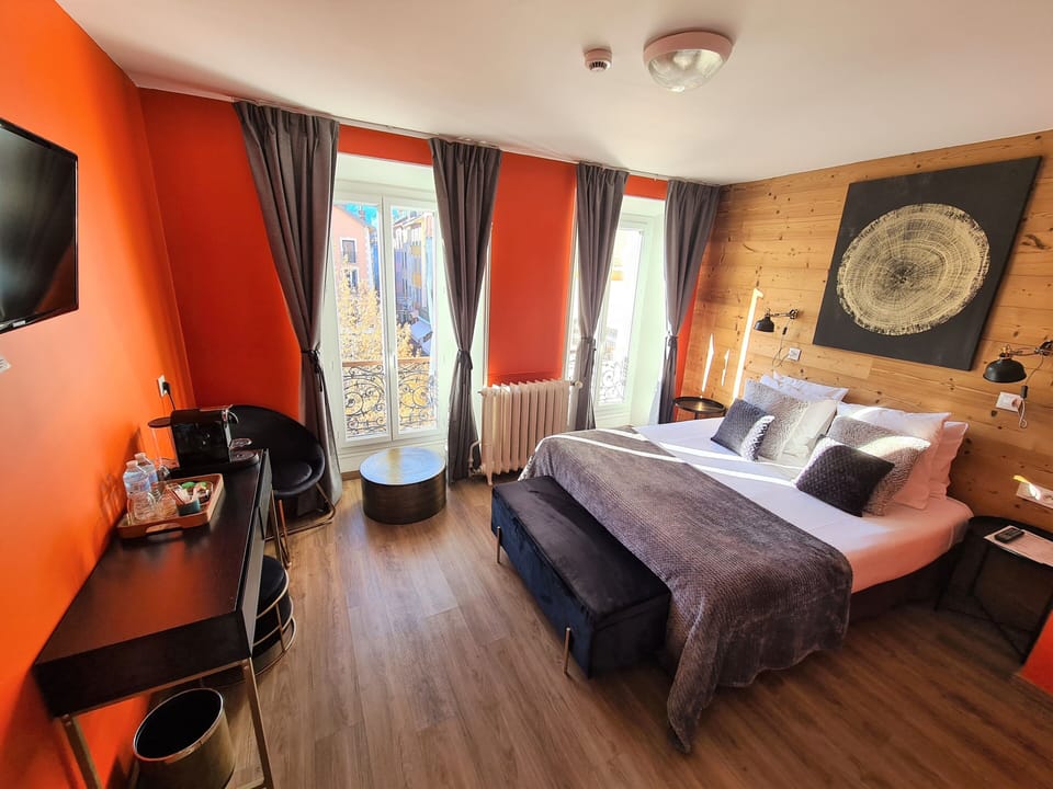 Deluxe Room | In-room safe, individually decorated, desk, soundproofing