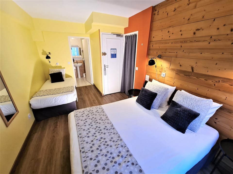 Classic Triple Room | In-room safe, individually decorated, desk, soundproofing