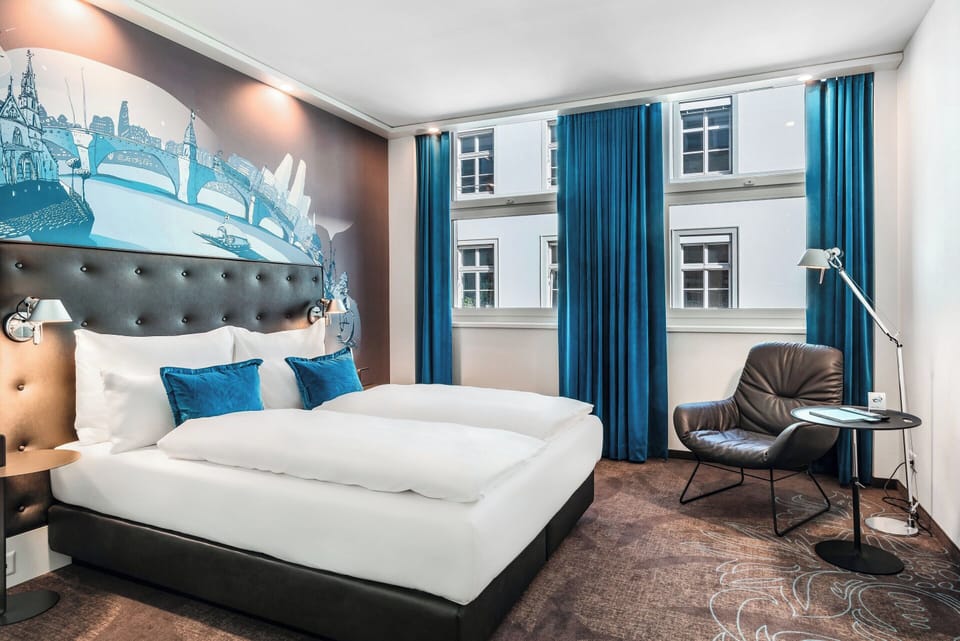 Egyptian cotton sheets, premium bedding, in-room safe, desk
