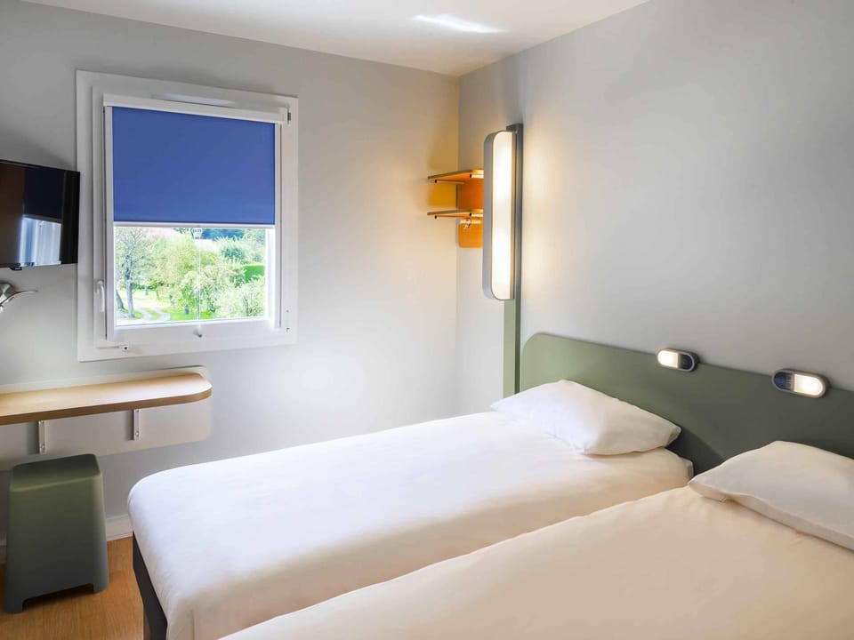 Twin Room, 2 Twin Beds | Desk, soundproofing, free WiFi, bed sheets