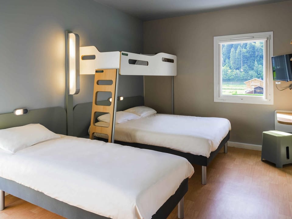 Family Room, 2 Double Beds | Desk, soundproofing, WiFi (free), bed sheets