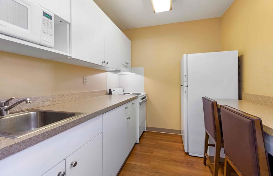 Deluxe Suite, 1 Queen Bed with Sofa bed, Non Smoking | Private kitchen | Fridge, microwave, stovetop