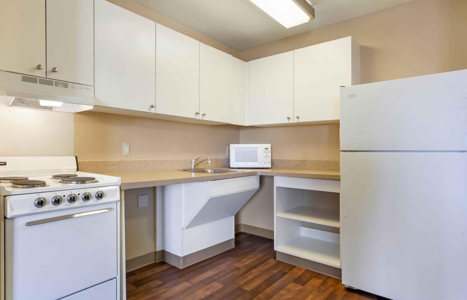 Deluxe Studio, 1 Queen Bed with Sofa bed, Accessible, Non Smoking | Private kitchen | Fridge, microwave, stovetop