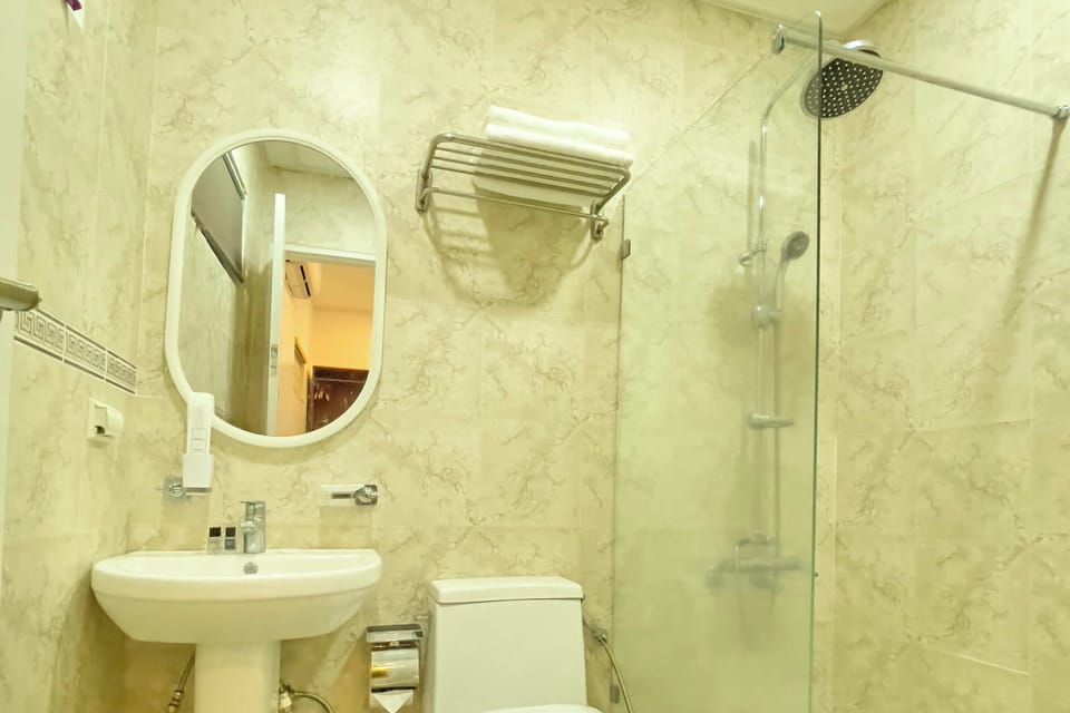 Family Room | Bathroom | Shower, rainfall showerhead, free toiletries, hair dryer