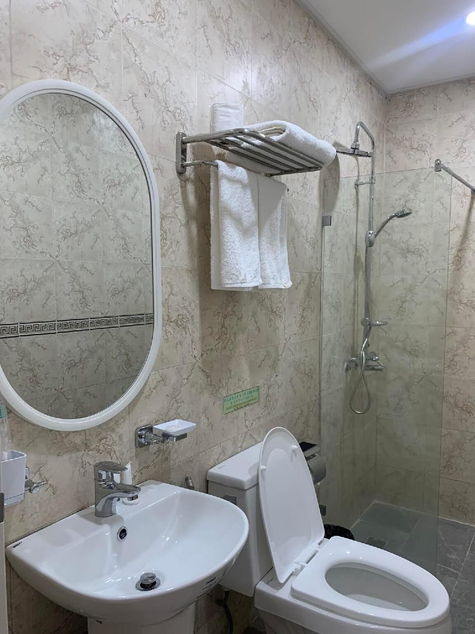 Standard Queen Room | Bathroom | Shower, rainfall showerhead, free toiletries, hair dryer