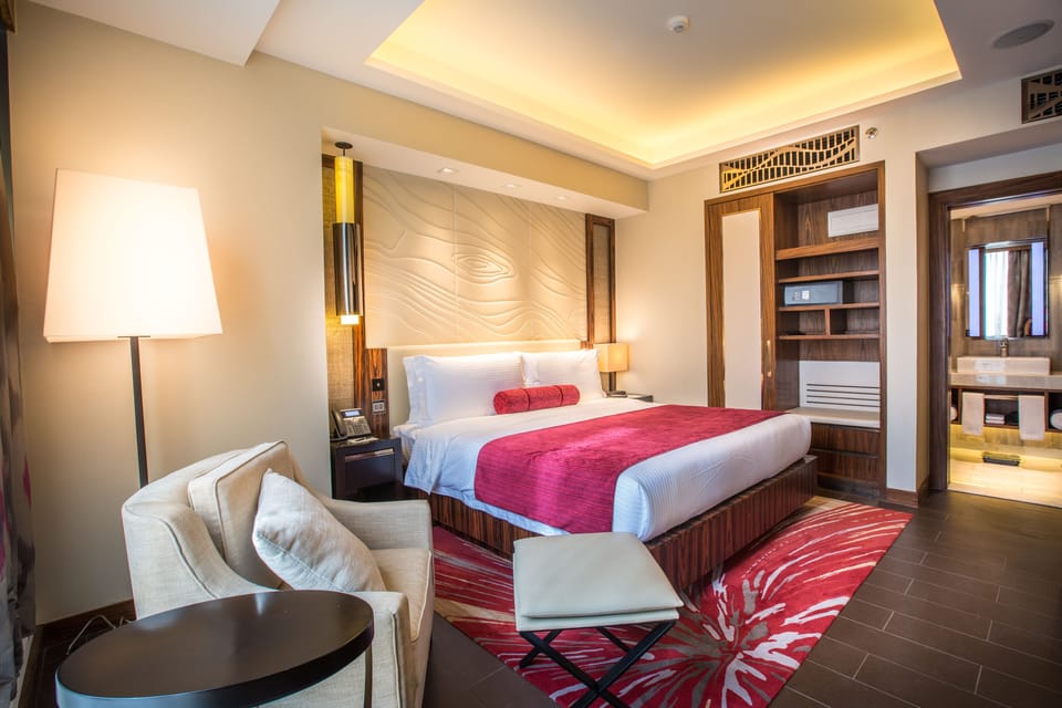 Premium bedding, in-room safe, desk, blackout drapes