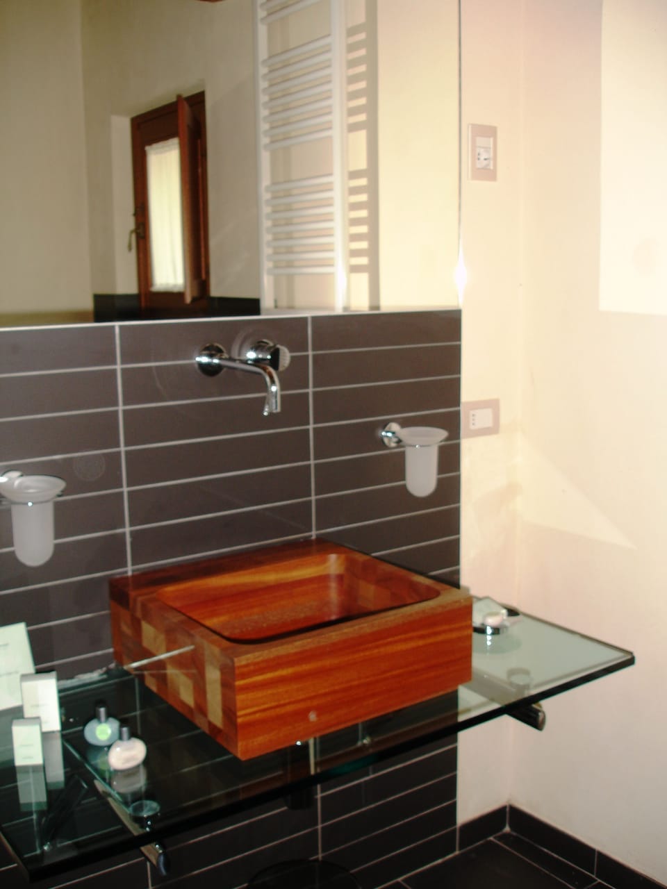 Suite with Private Garden | Bathroom | Shower, free toiletries, hair dryer, bidet