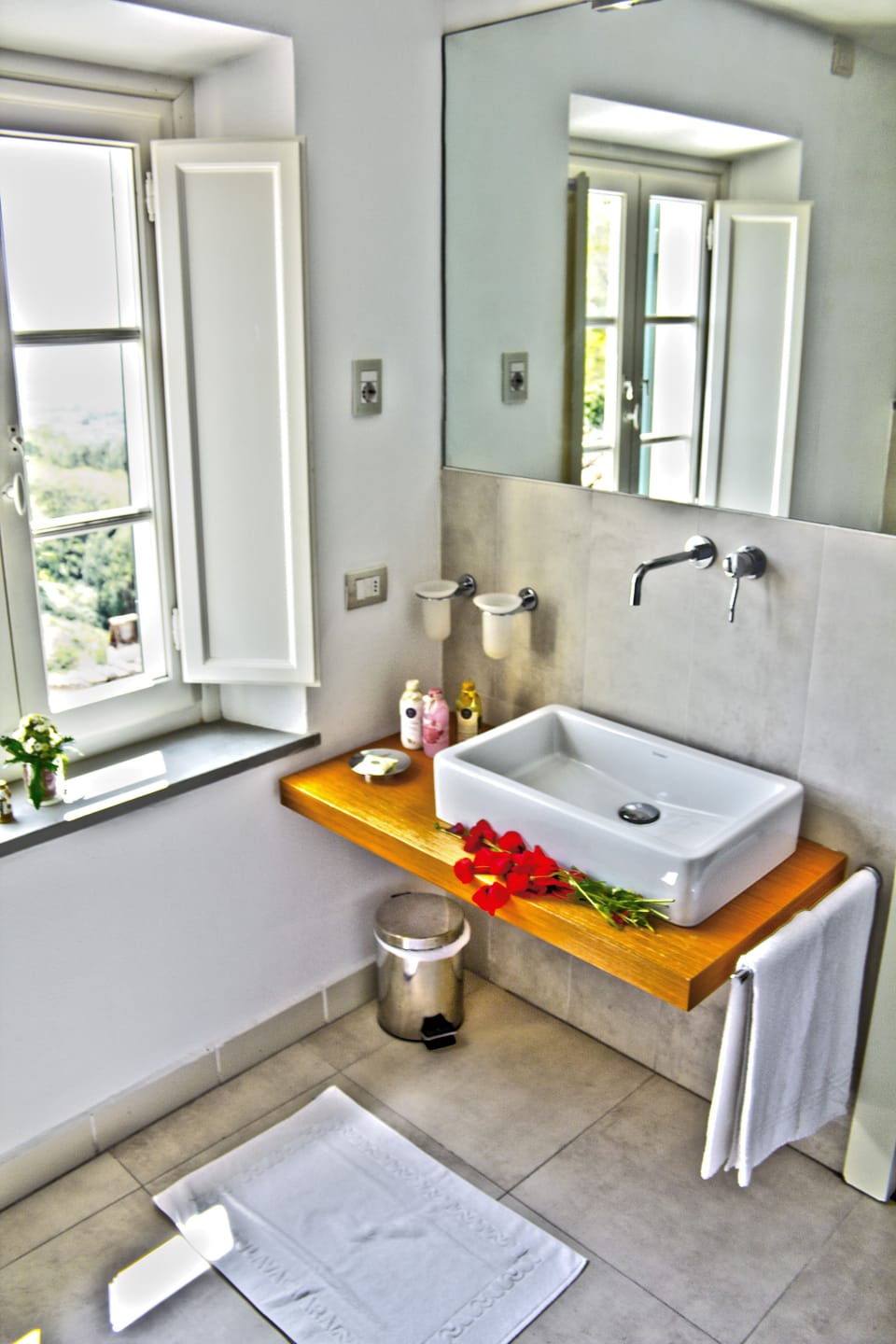 Shower, free toiletries, hair dryer, bidet