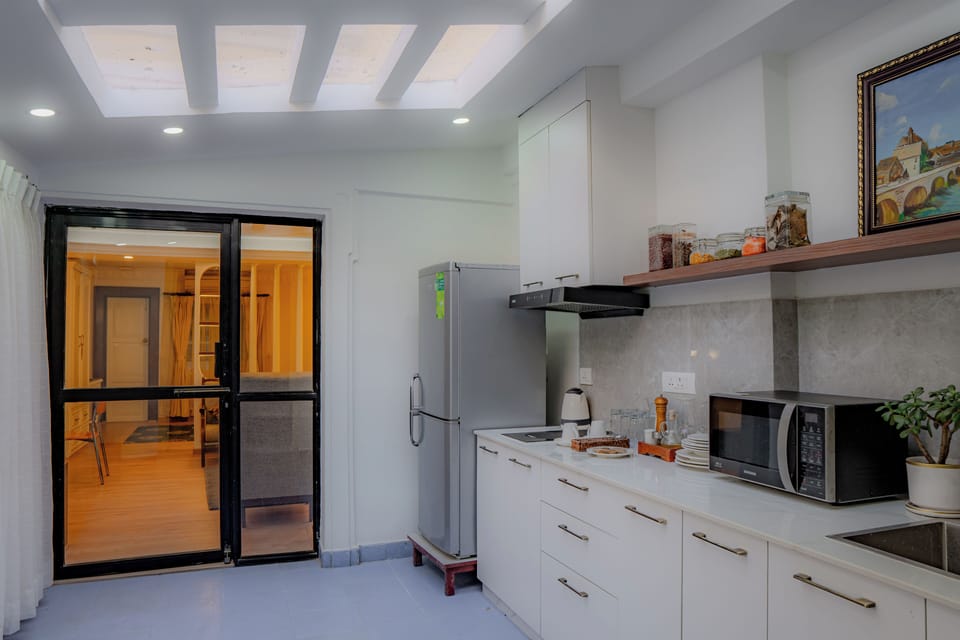 Family Room, 1 Queen Bed, Kitchen, Ground Floor | Private kitchen | Coffee/tea maker, electric kettle