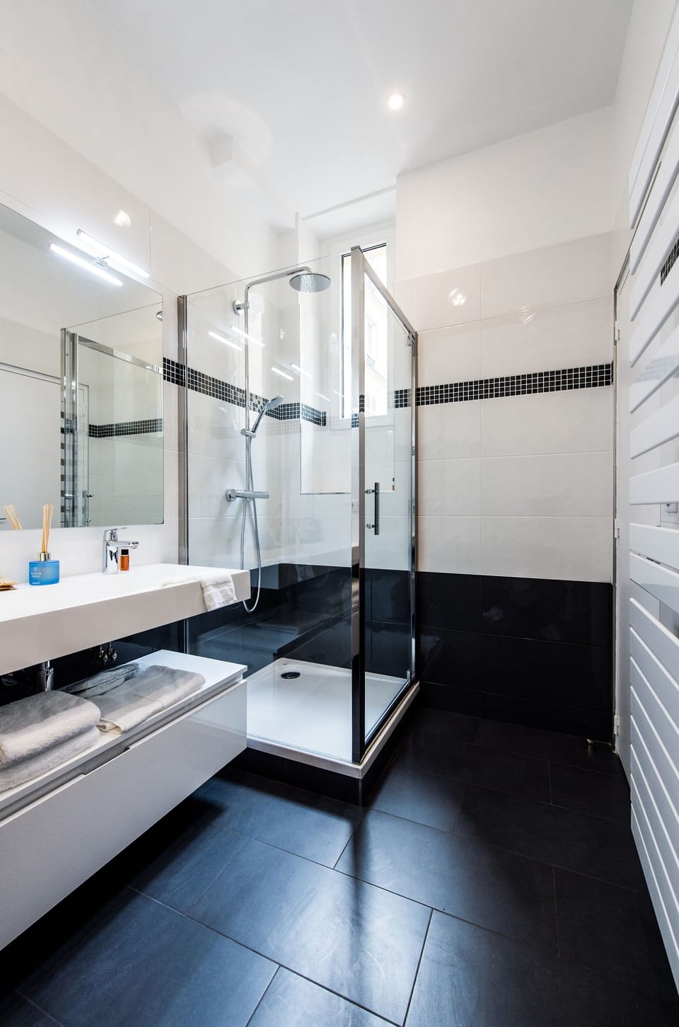 Family Suite | Bathroom | Separate tub and shower, free toiletries, hair dryer, bathrobes