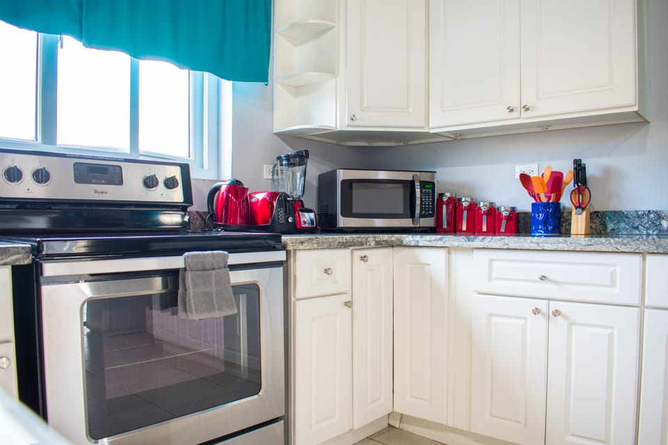 Superior Apartment, 1 King Bed, Kitchen, Corner | Private kitchen | Full-size fridge, microwave, oven, stovetop