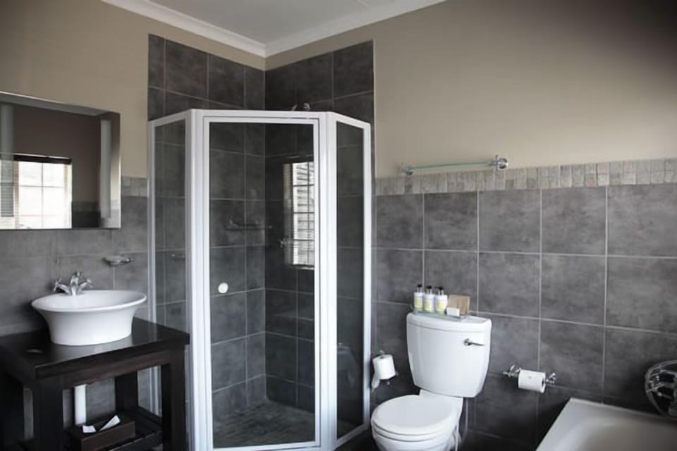 Shower, free toiletries, towels