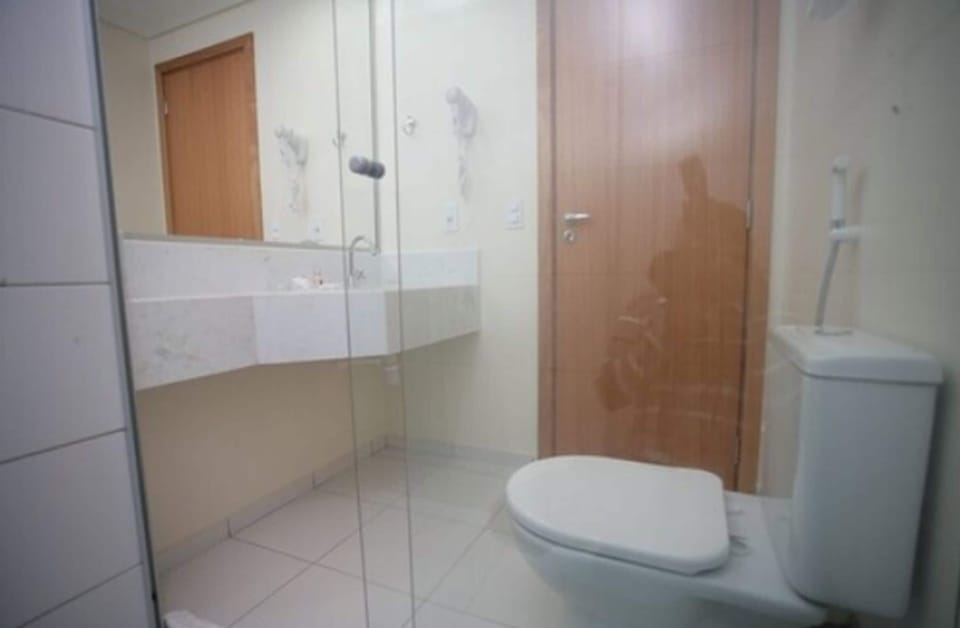 Standard Single Room (Twin) | Bathroom | Shower, free toiletries, hair dryer, towels