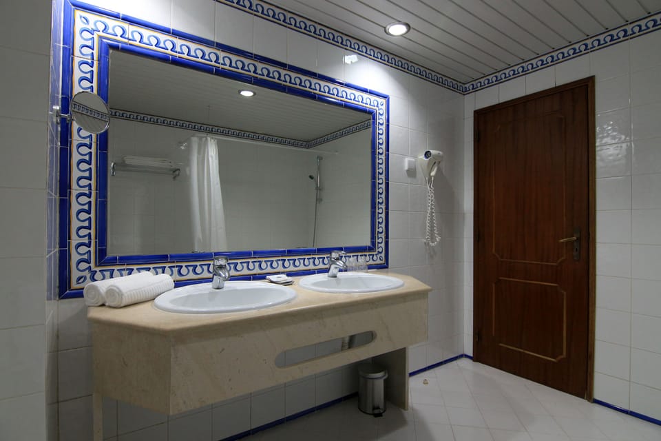 Combined shower/tub, bidet, towels