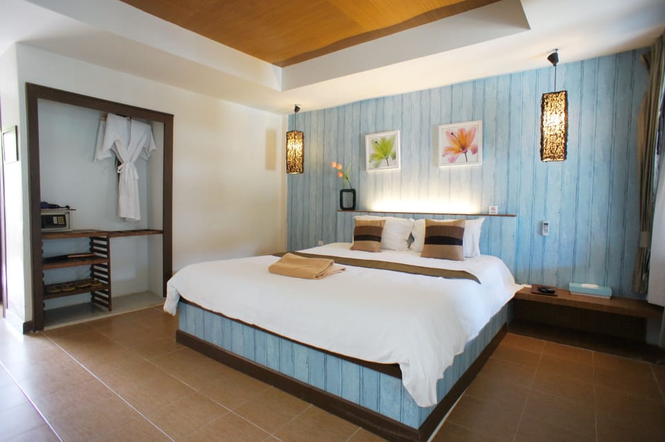 Room, Jetted Tub, Poolside | Minibar, in-room safe, free WiFi