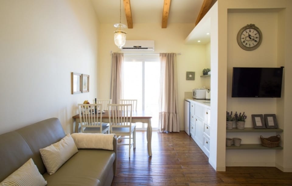 Deluxe Cabin, 1 Bedroom, Lake View | Living room | Flat-screen TV
