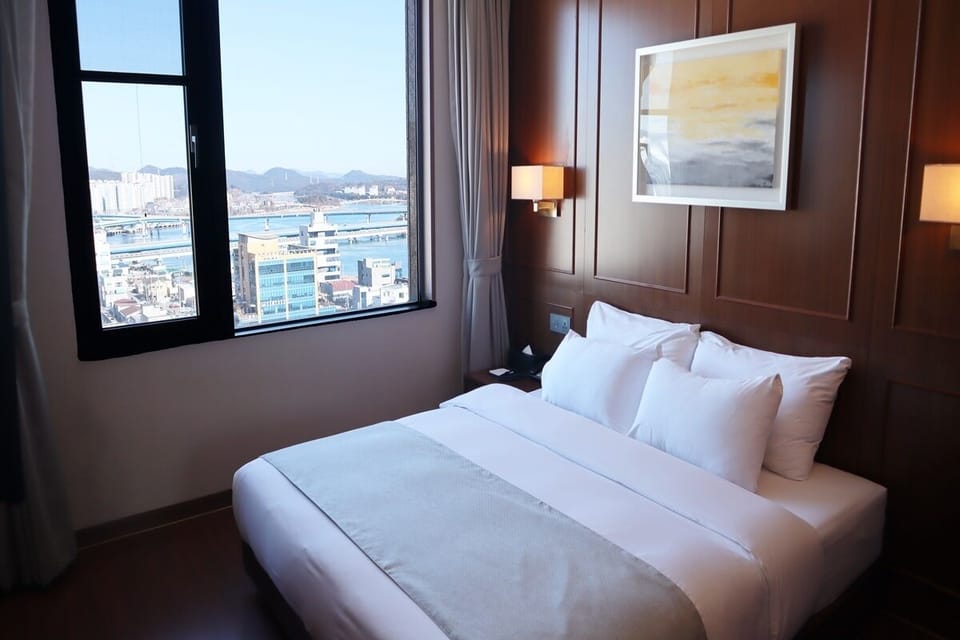 City Suite | Premium bedding, desk, blackout drapes, free WiFi