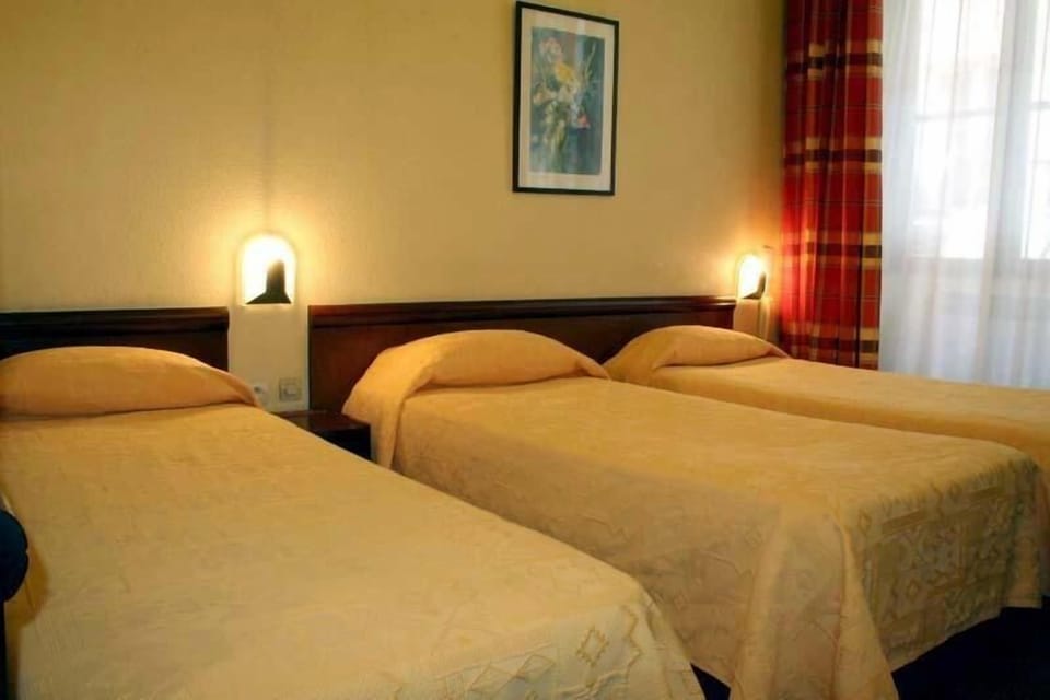 Triple Room | Desk, blackout drapes, soundproofing, free cribs/infant beds