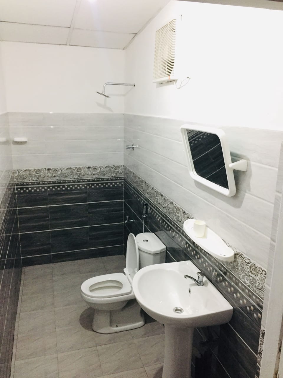 Basic Double Room, 1 Double Bed, Private Bathroom | Bathroom | Shower, hair dryer, bidet, towels