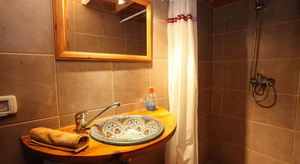 Bungalow | Bathroom | Combined shower/tub, free toiletries, hair dryer, bathrobes
