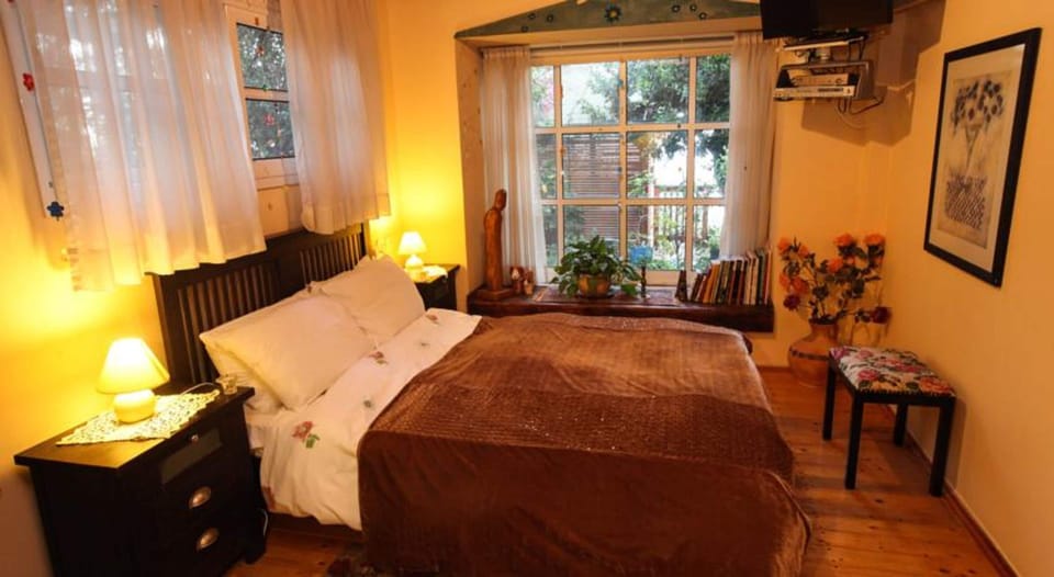 Suite | Desk, free WiFi, bed sheets