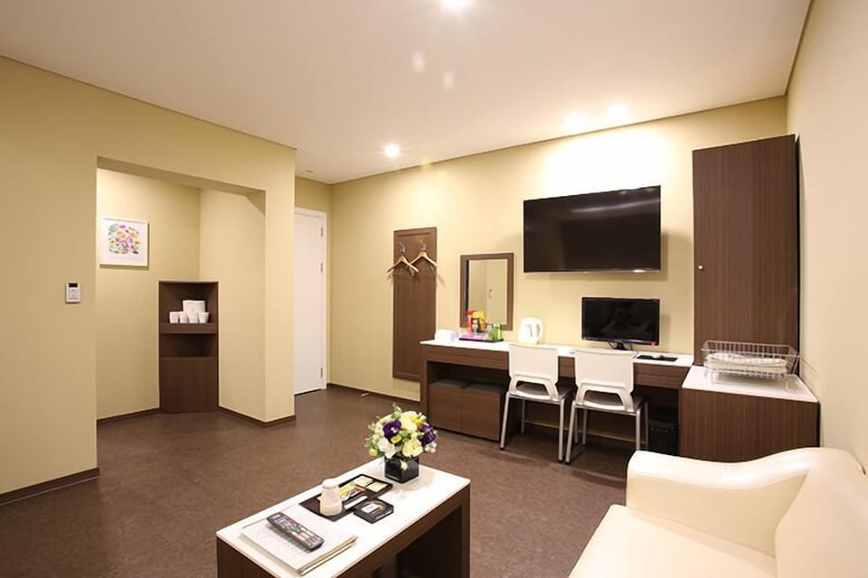 Deluxe Twin Room | Living area | Flat-screen TV