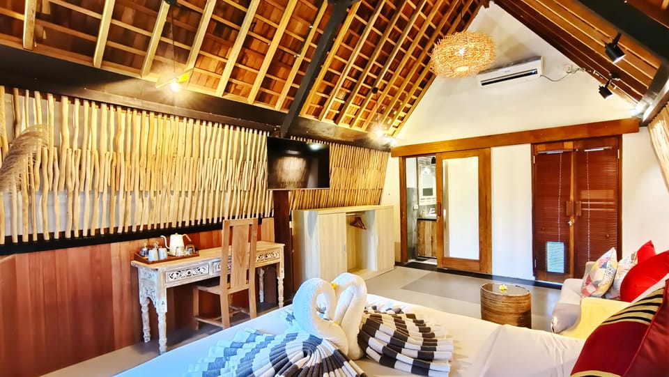 Deluxe Bungalow, 1 King Bed | Premium bedding, in-room safe, desk, laptop workspace
