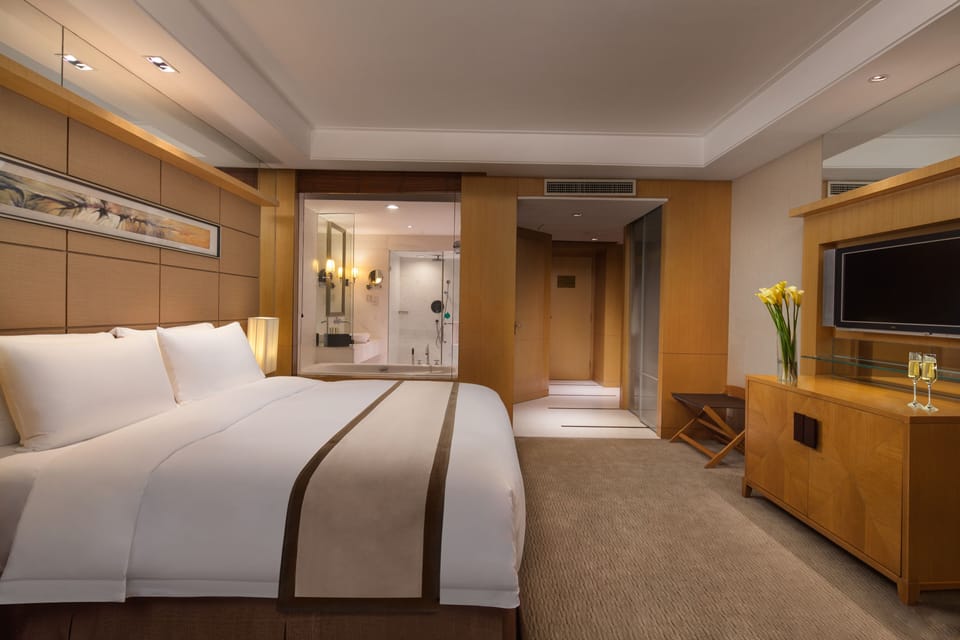 Superior Room, 1 King Bed, Non Smoking (Continental) | Down comforters, minibar, in-room safe, desk