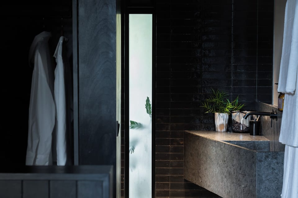 Shower, rainfall showerhead, free toiletries, hair dryer