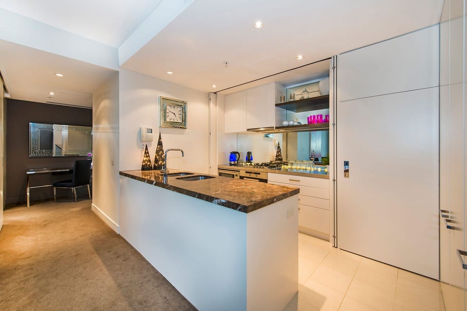 1 Bedroom - 1 Bathroom Penthouse Level | Private kitchen | Full-size fridge, microwave, oven, stovetop