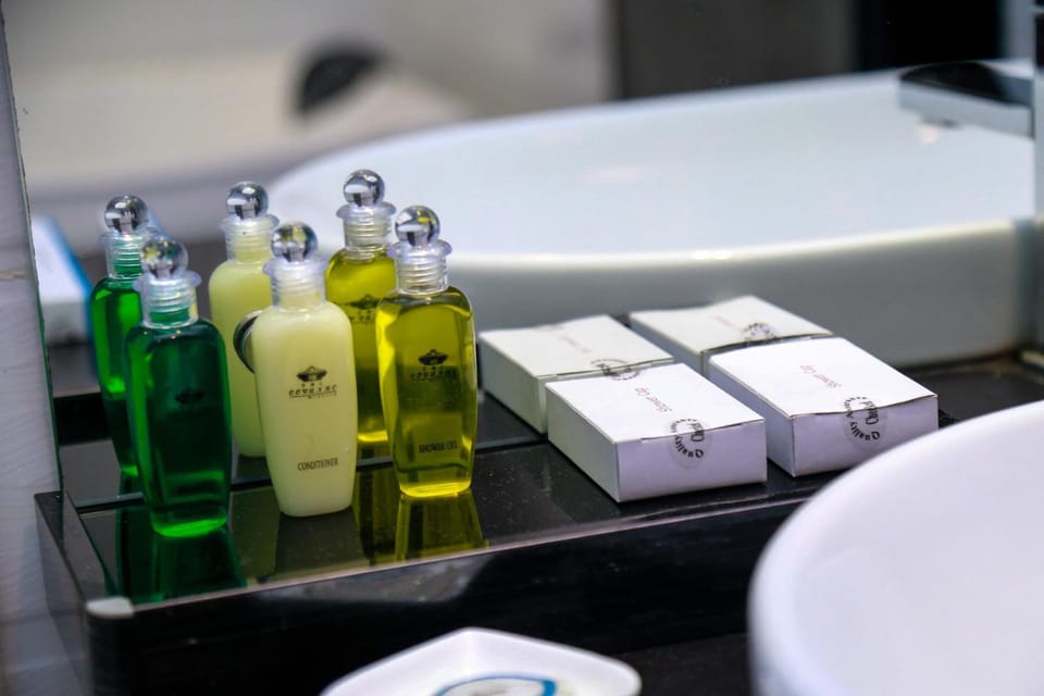 Deluxe room with Balcony to Water front | Bathroom | Free toiletries, hair dryer, bathrobes, slippers