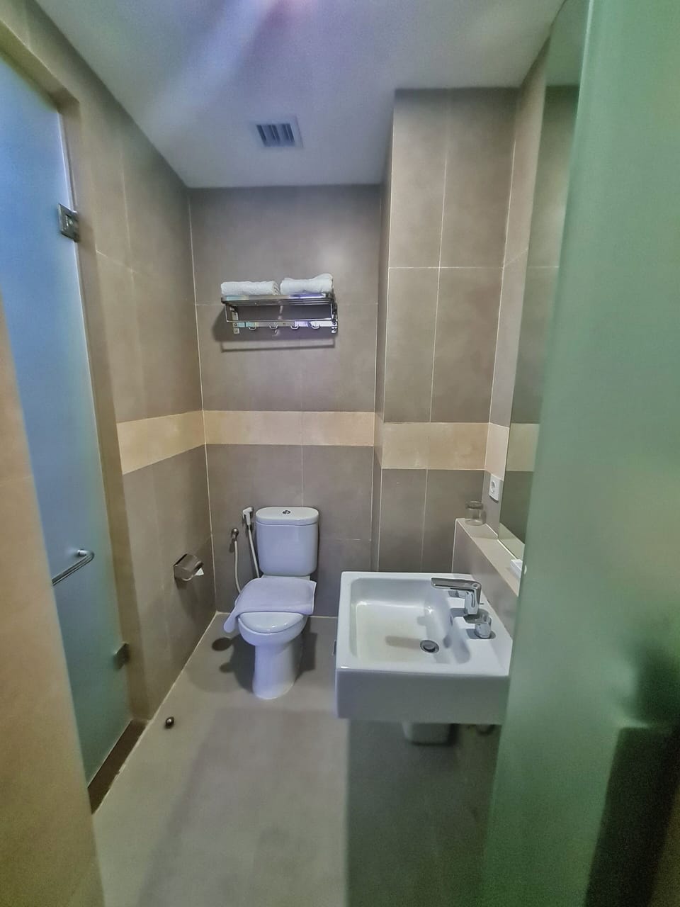 Deluxe Room, 1 Double Bed | Bathroom | Shower, free toiletries, slippers, towels