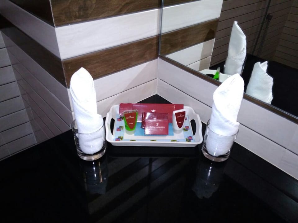 Comfort Room, 1 Double Bed, City View, Corner | Bathroom amenities | Shower, hair dryer, towels