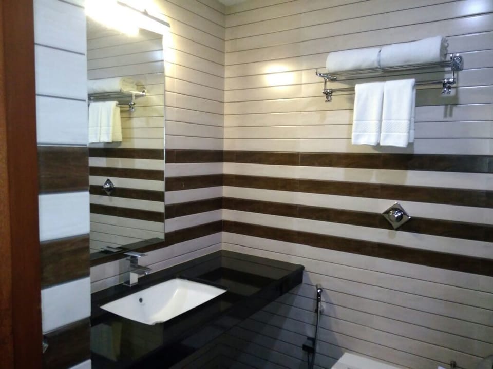 Royal Room, City View, Corner | Bathroom | Shower, hair dryer, towels