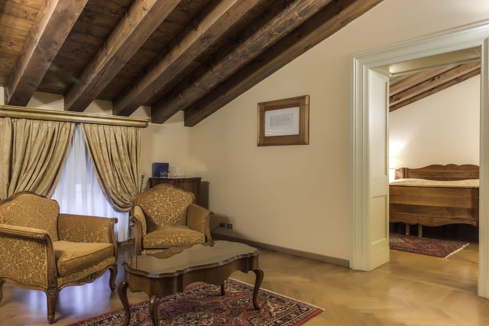 Junior Room, 1 King Bed | Living area | 42-inch flat-screen TV with digital channels, TV, first-run movies
