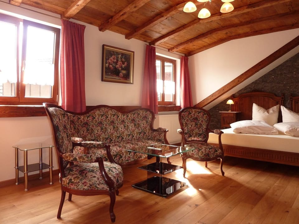 Heinrich Fischer Room | Desk, soundproofing, free WiFi, bed sheets