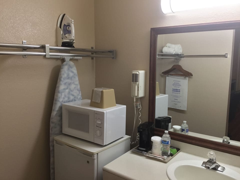 Combined shower/tub, hair dryer, towels