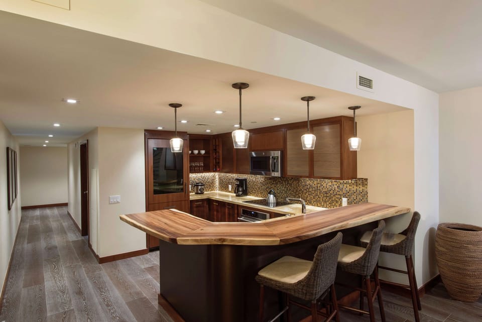 Full-size fridge, microwave, oven, stovetop