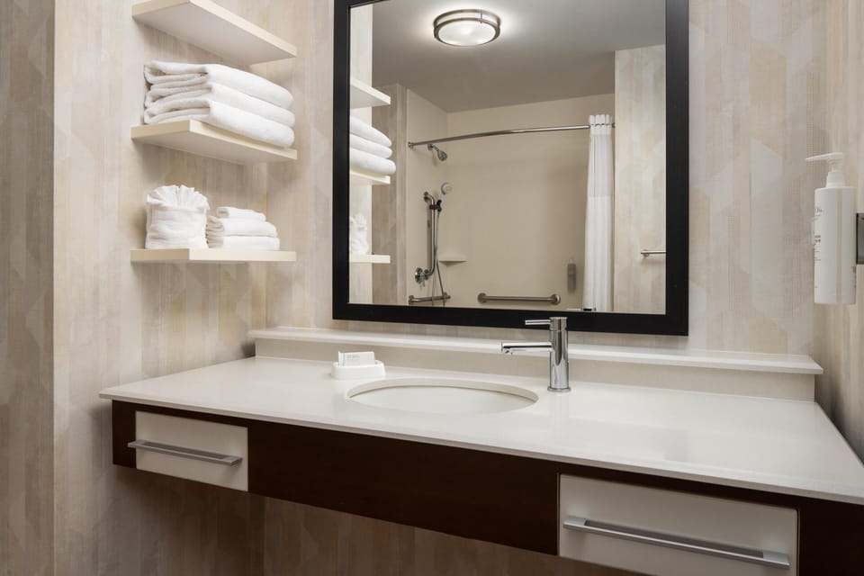 Combined shower/tub, free toiletries, hair dryer, towels