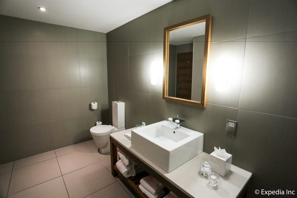 Luxury Twin Room | Bathroom | Shower, designer toiletries, hair dryer, bathrobes