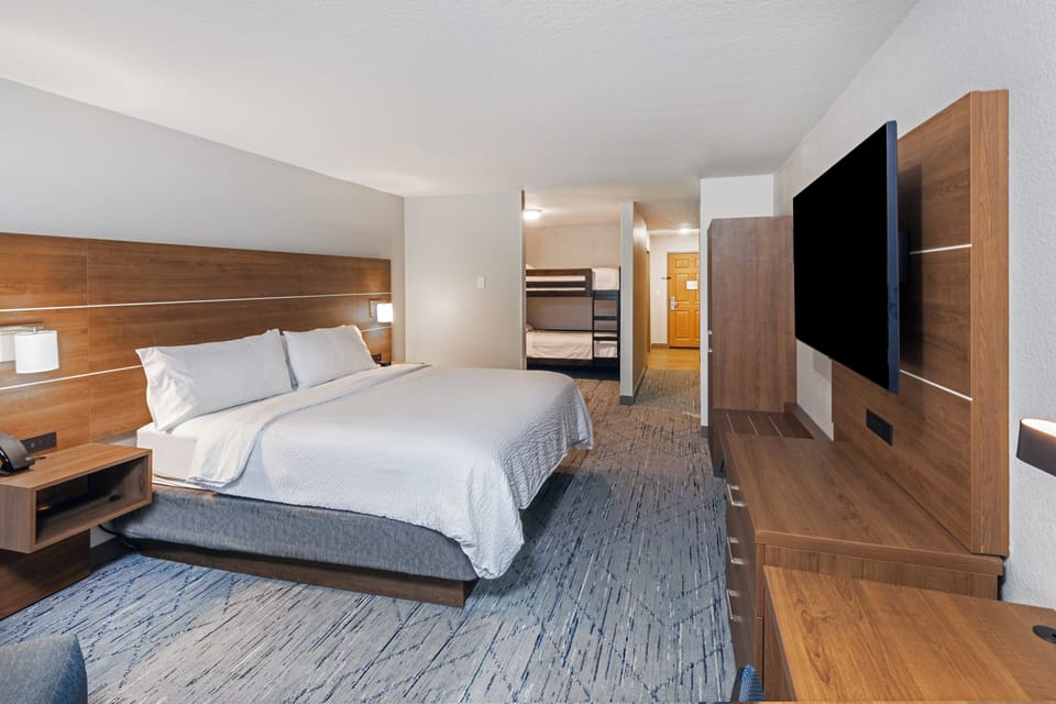 Suite, 1 King Bed | In-room safe, desk, blackout drapes, iron/ironing board