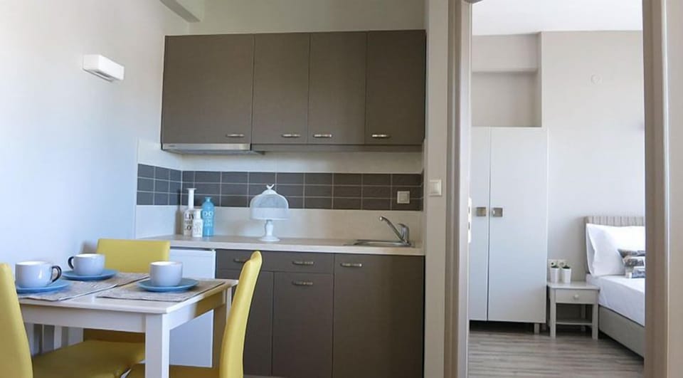 Full-size fridge, stovetop, coffee/tea maker, electric kettle