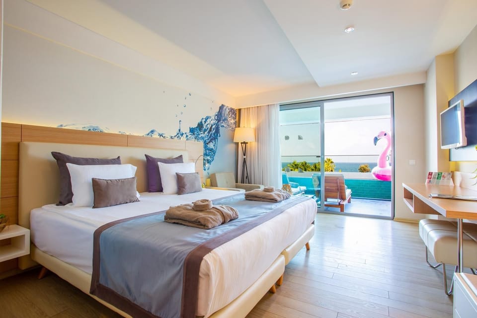 Deluxe Suite, 1 Double Bed, Sea View, Poolside | Premium bedding, minibar, in-room safe, desk